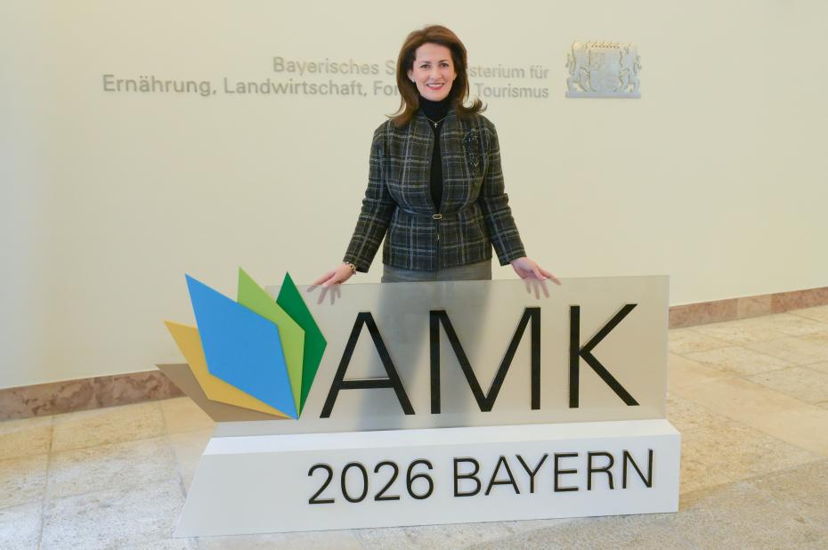 Neue Vorsitzende der Agrarministerkonferenz, Bayerns Landwirtschaftsministerin Michaela Kaniber, mit dem künftigen Logo für 2026.