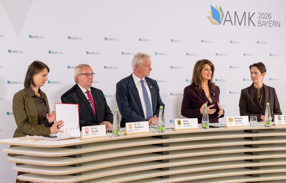 Abschluss-Pressekonferenz der Herbst-Agrarministerkonferenz in Würzburg (v. l. Ministerin Miriam Staudte, Minister Dr. Till Backhaus, Bundesminister Alois Rainer, Staatsministerin und Vorsitzende der diesjährigen Agrarministerkonferenz Michaela Kaniber sowie Ministerin Silke Gorißen.)